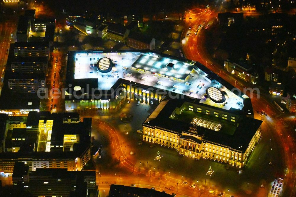 Aerial photograph at night Braunschweig - Night lighting Building of the shopping center Schloss-Arkaden Braunschweig am Ritterbrunnen in der Altstadt in Braunschweig in the state Lower Saxony