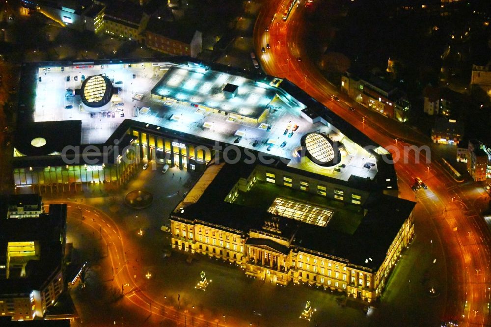 Aerial image at night Braunschweig - Night lighting Building of the shopping center Schloss-Arkaden Braunschweig am Ritterbrunnen in der Altstadt in Braunschweig in the state Lower Saxony