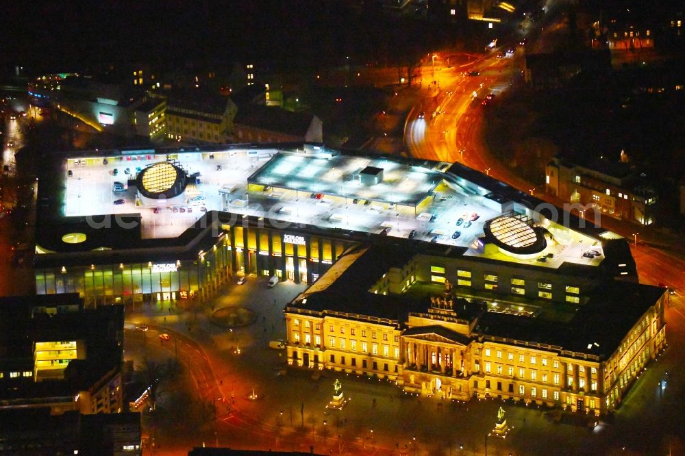 Braunschweig at night from the bird perspective: Night lighting Building of the shopping center Schloss-Arkaden Braunschweig am Ritterbrunnen in der Altstadt in Braunschweig in the state Lower Saxony