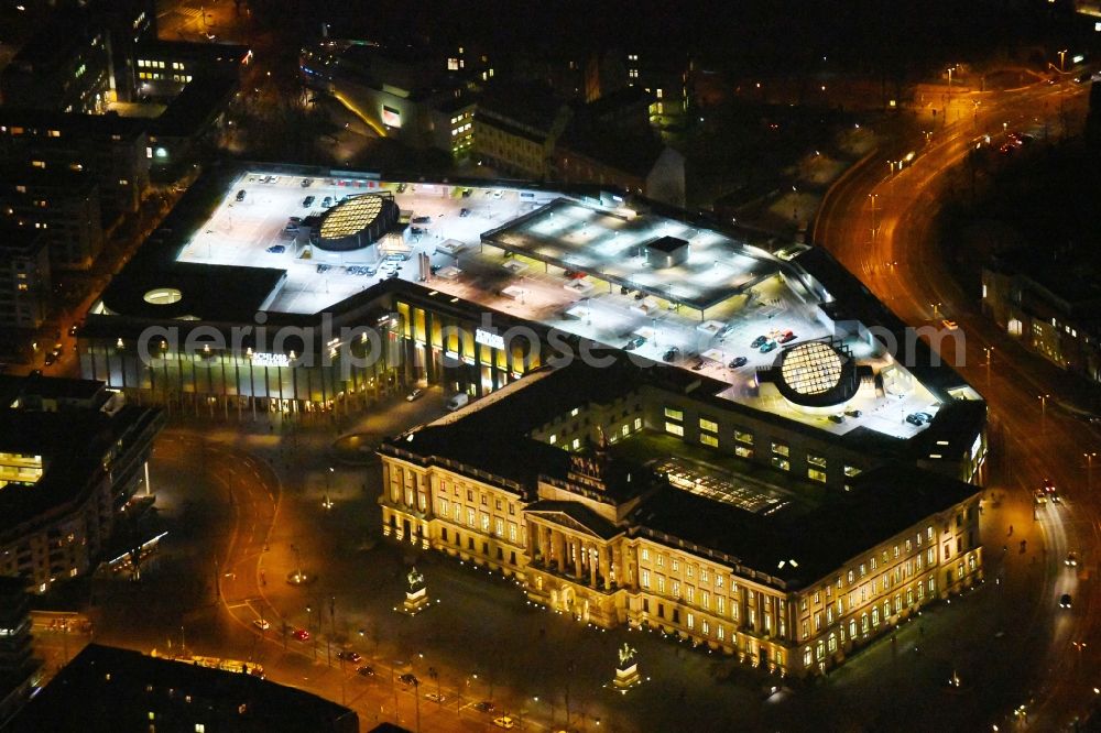 Aerial photograph at night Braunschweig - Night lighting Building of the shopping center Schloss-Arkaden Braunschweig am Ritterbrunnen in der Altstadt in Braunschweig in the state Lower Saxony