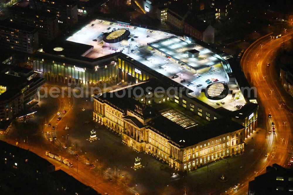 Aerial image at night Braunschweig - Night lighting Building of the shopping center Schloss-Arkaden Braunschweig am Ritterbrunnen in der Altstadt in Braunschweig in the state Lower Saxony