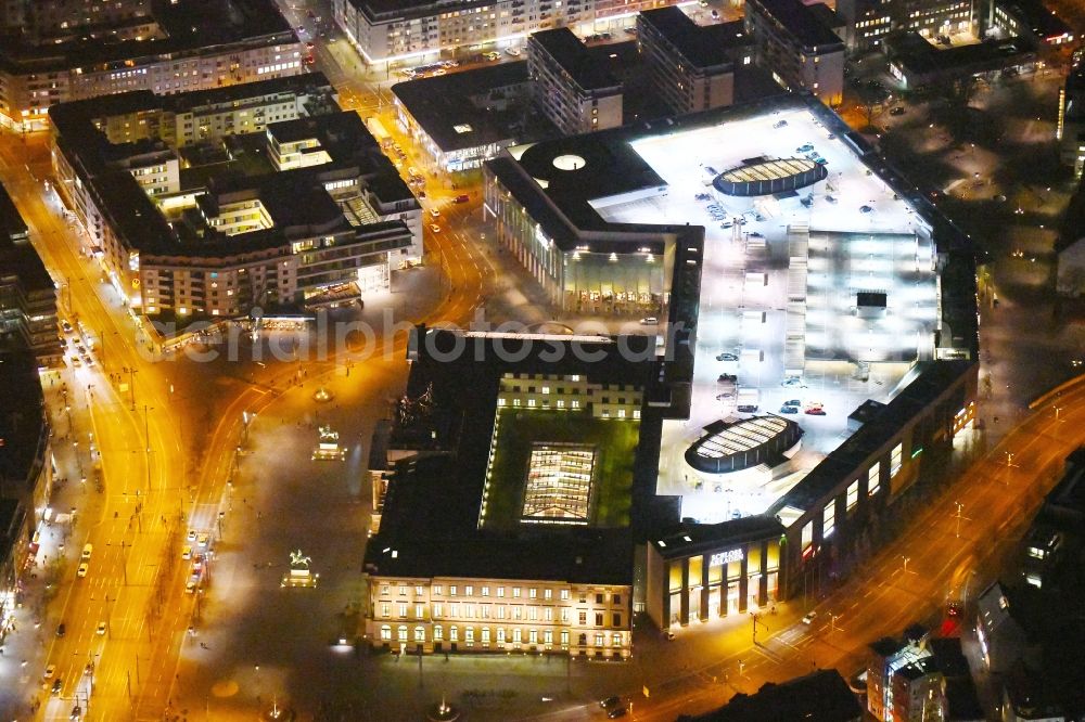 Braunschweig at night from the bird perspective: Night lighting Building of the shopping center Schloss-Arkaden Braunschweig am Ritterbrunnen in der Altstadt in Braunschweig in the state Lower Saxony