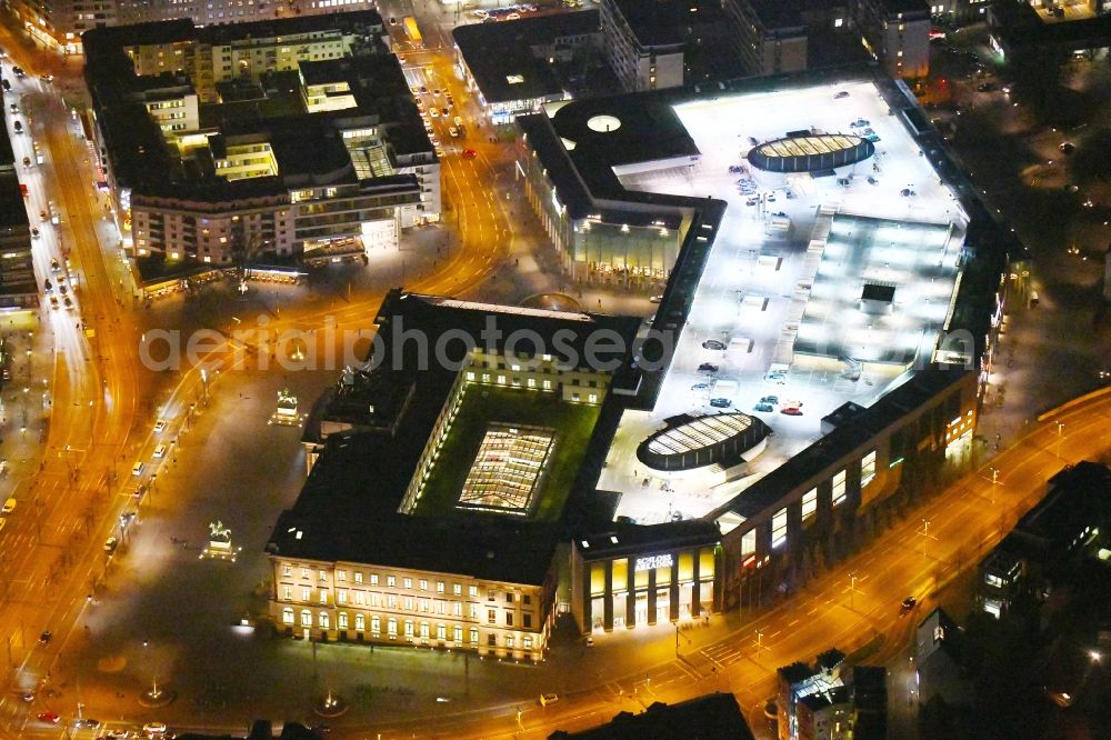 Aerial photograph at night Braunschweig - Night lighting Building of the shopping center Schloss-Arkaden Braunschweig am Ritterbrunnen in der Altstadt in Braunschweig in the state Lower Saxony