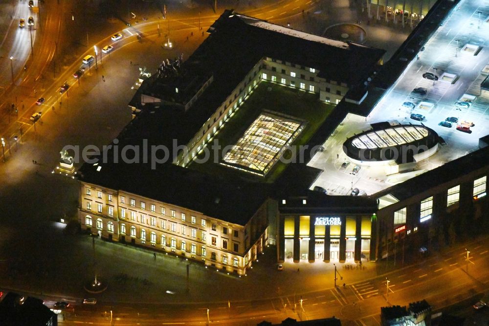 Aerial image at night Braunschweig - Night lighting Building of the shopping center Schloss-Arkaden Braunschweig am Ritterbrunnen in der Altstadt in Braunschweig in the state Lower Saxony