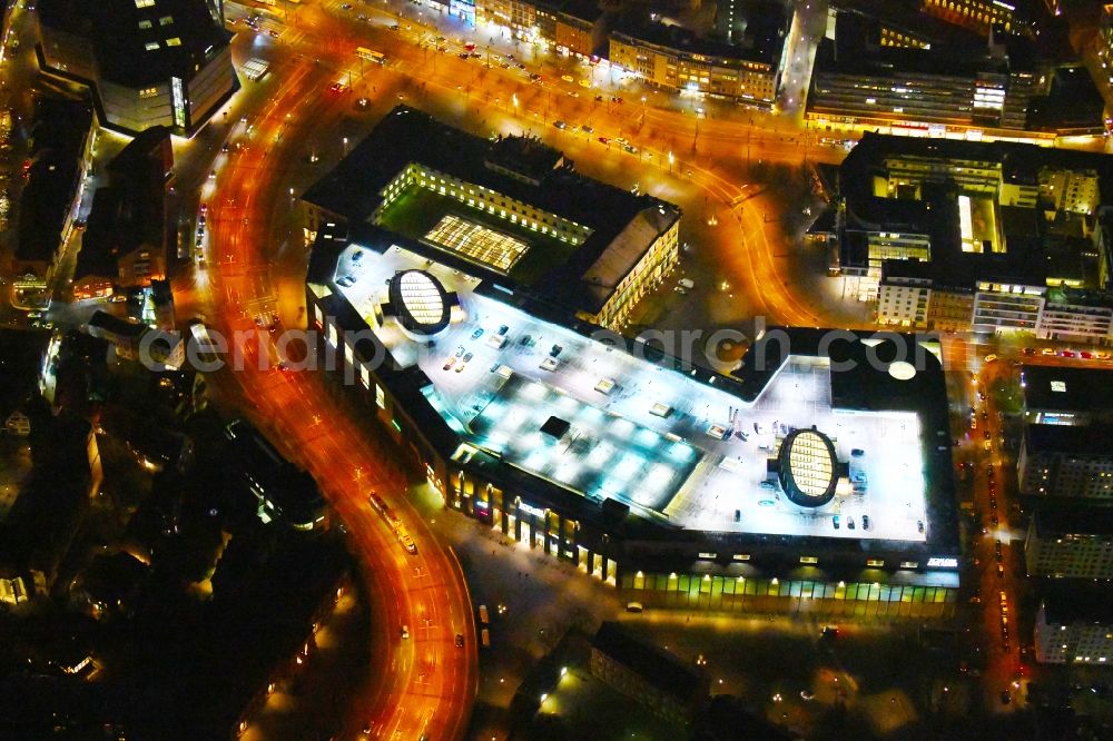 Braunschweig at night from the bird perspective: Night lighting Building of the shopping center Schloss-Arkaden Braunschweig am Ritterbrunnen in der Altstadt in Braunschweig in the state Lower Saxony