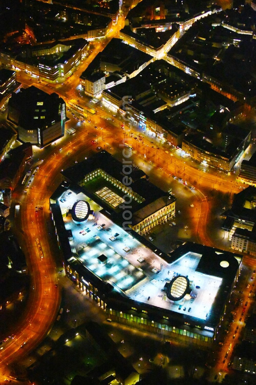 Aerial photograph at night Braunschweig - Night lighting Building of the shopping center Schloss-Arkaden Braunschweig am Ritterbrunnen in der Altstadt in Braunschweig in the state Lower Saxony