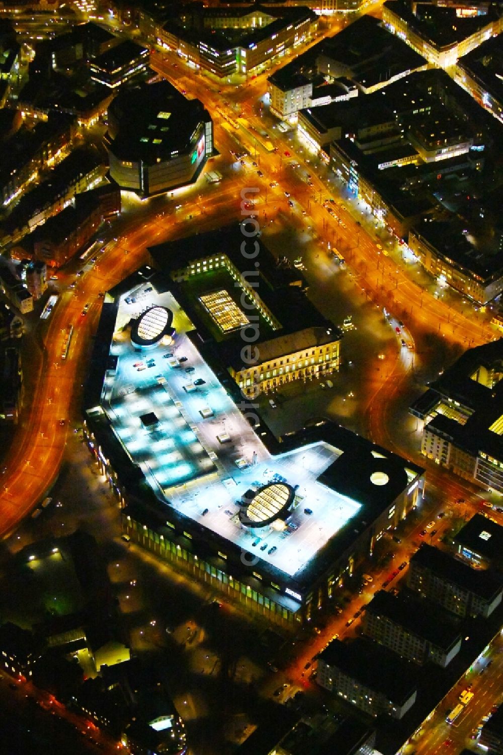 Aerial image at night Braunschweig - Night lighting Building of the shopping center Schloss-Arkaden Braunschweig am Ritterbrunnen in der Altstadt in Braunschweig in the state Lower Saxony