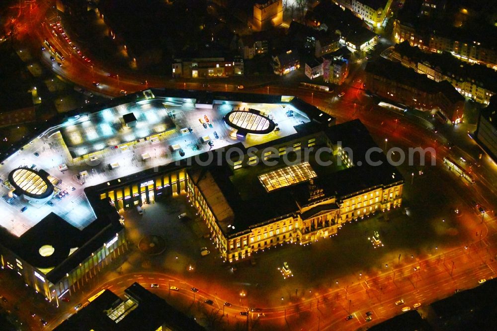 Braunschweig at night from the bird perspective: Night lighting Building of the shopping center Schloss-Arkaden Braunschweig am Ritterbrunnen in der Altstadt in Braunschweig in the state Lower Saxony