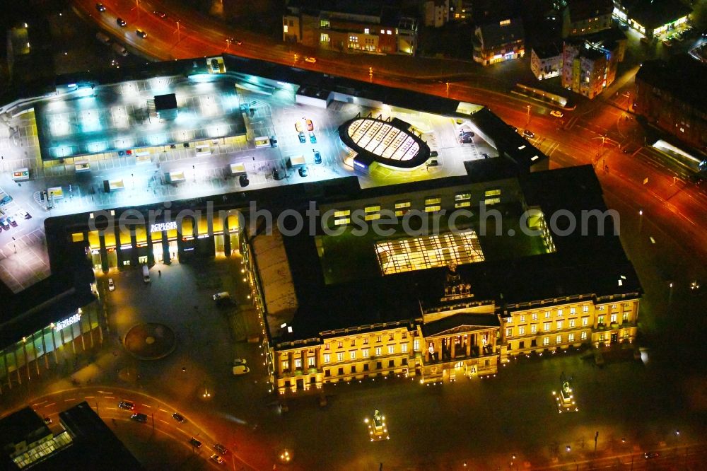 Aerial photograph at night Braunschweig - Night lighting Building of the shopping center Schloss-Arkaden Braunschweig am Ritterbrunnen in der Altstadt in Braunschweig in the state Lower Saxony