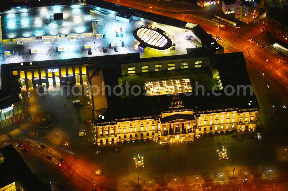 Aerial image at night Braunschweig - Night lighting Building of the shopping center Schloss-Arkaden Braunschweig am Ritterbrunnen in der Altstadt in Braunschweig in the state Lower Saxony