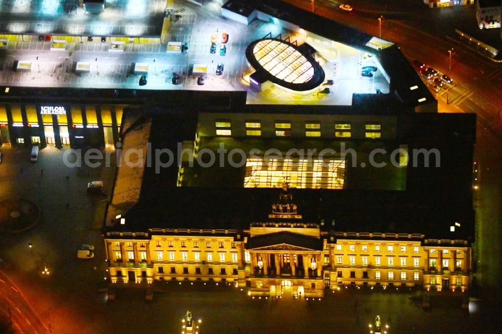 Braunschweig at night from the bird perspective: Night lighting Building of the shopping center Schloss-Arkaden Braunschweig am Ritterbrunnen in der Altstadt in Braunschweig in the state Lower Saxony