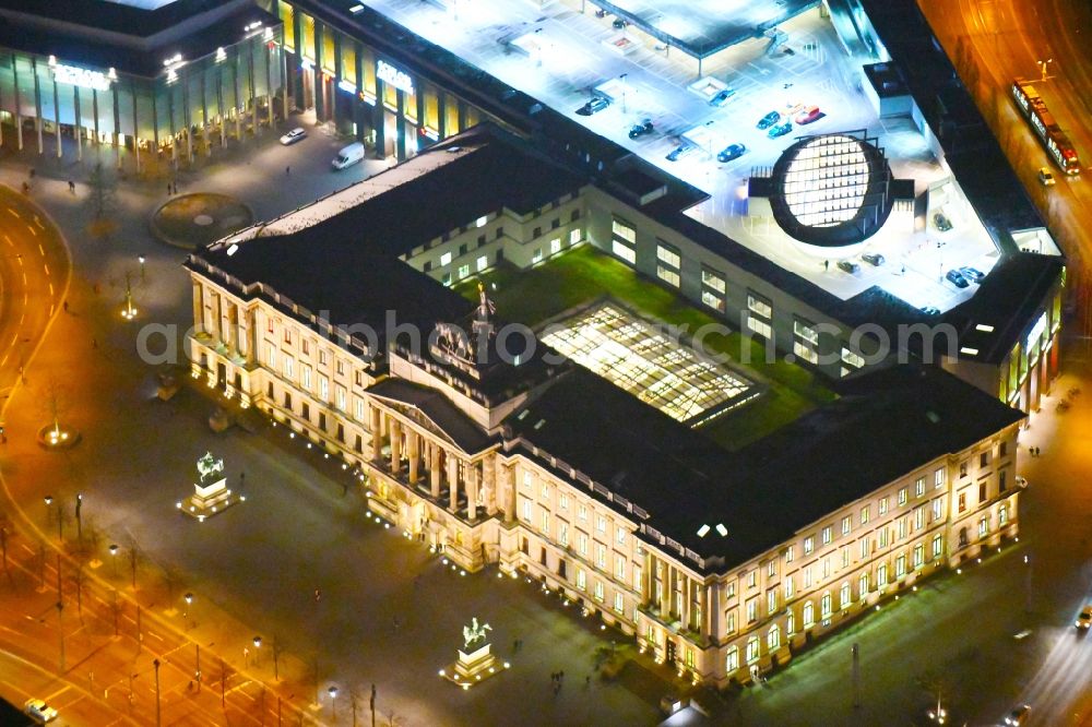 Aerial photograph at night Braunschweig - Night lighting Building of the shopping center Schloss-Arkaden Braunschweig am Ritterbrunnen in der Altstadt in Braunschweig in the state Lower Saxony