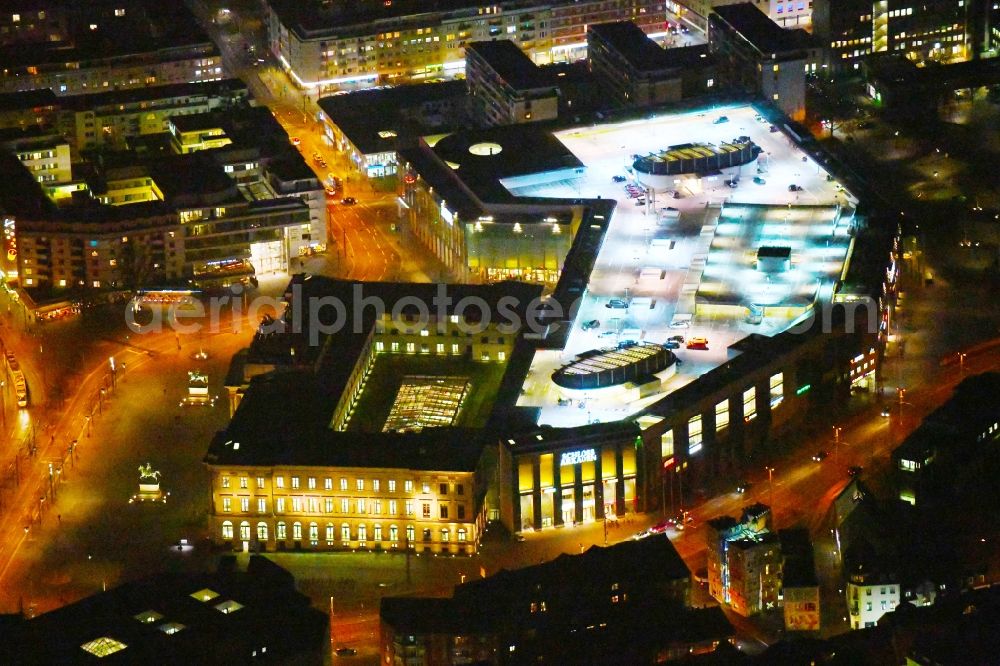 Aerial image at night Braunschweig - Night lighting Building of the shopping center Schloss-Arkaden Braunschweig am Ritterbrunnen in der Altstadt in Braunschweig in the state Lower Saxony