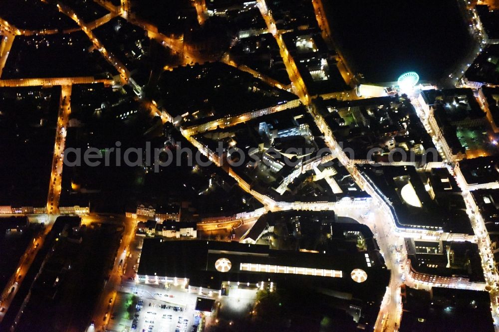 Schwerin at night from the bird perspective: Night view building of the shopping center Schlossparkcenter in Schwerin in the state Mecklenburg - Western Pomerania