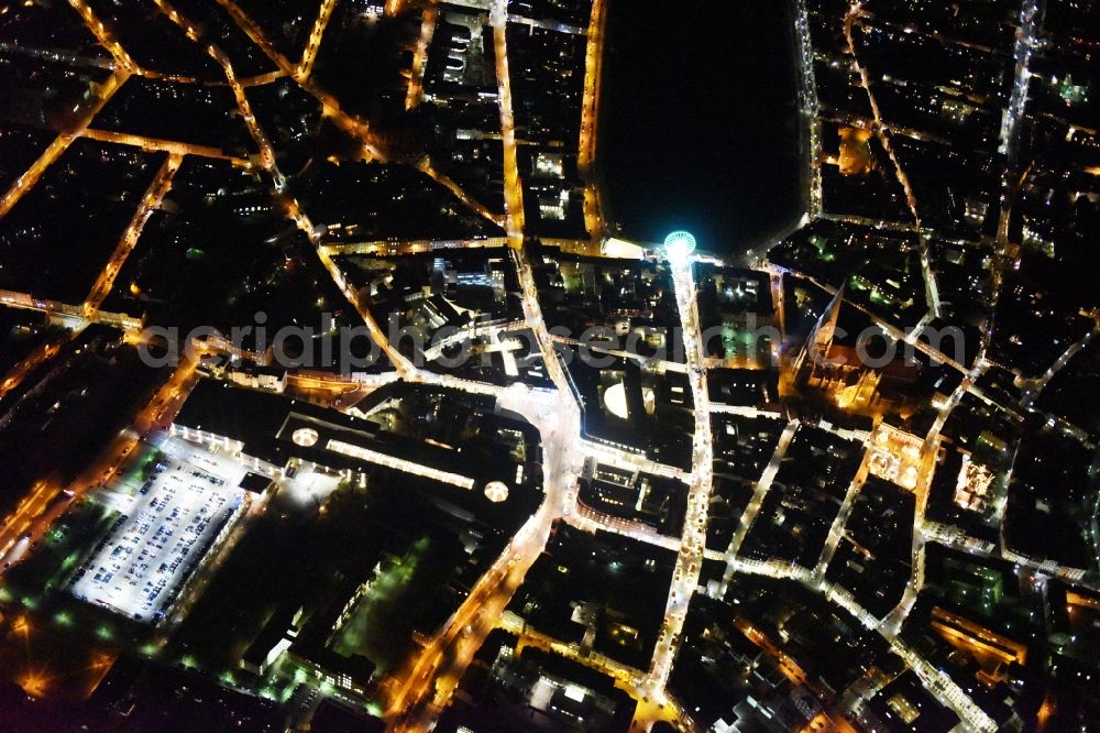 Aerial photograph at night Schwerin - Night view building of the shopping center Schlossparkcenter in Schwerin in the state Mecklenburg - Western Pomerania