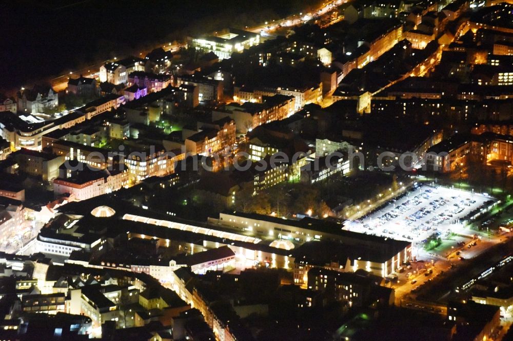 Schwerin at night from the bird perspective: Night view building of the shopping center Schlossparkcenter in Schwerin in the state Mecklenburg - Western Pomerania