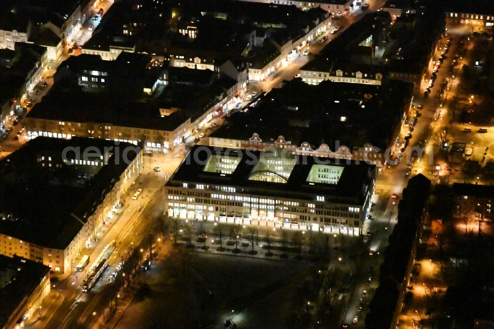 Potsdam at night from the bird perspective: Night view building of the shopping center WilhelmGalerie am Platz der Einheit - Charlottenstrasse in the district Innenstadt in Potsdam in the state Brandenburg