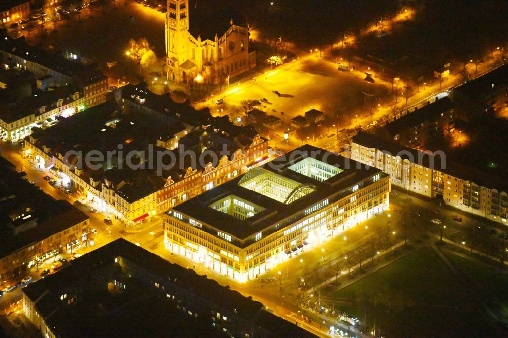 Potsdam at night from the bird perspective: Night view building of the shopping center WilhelmGalerie am Platz der Einheit - Charlottenstrasse in the district Innenstadt in Potsdam in the state Brandenburg