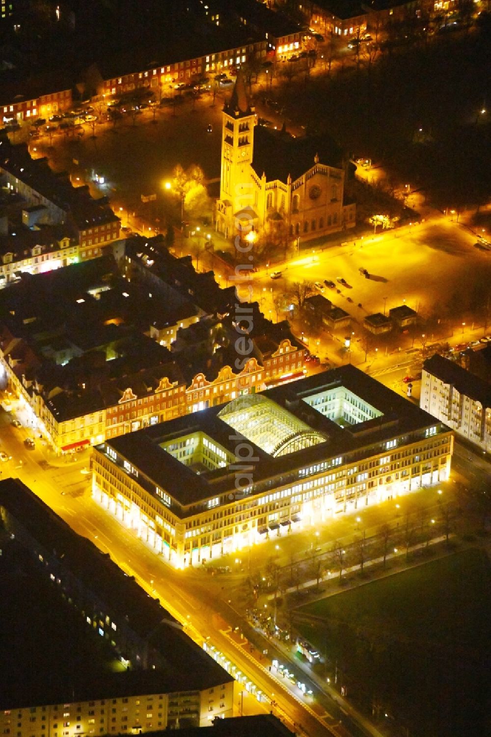 Aerial photograph at night Potsdam - Night view building of the shopping center WilhelmGalerie am Platz der Einheit - Charlottenstrasse in the district Innenstadt in Potsdam in the state Brandenburg