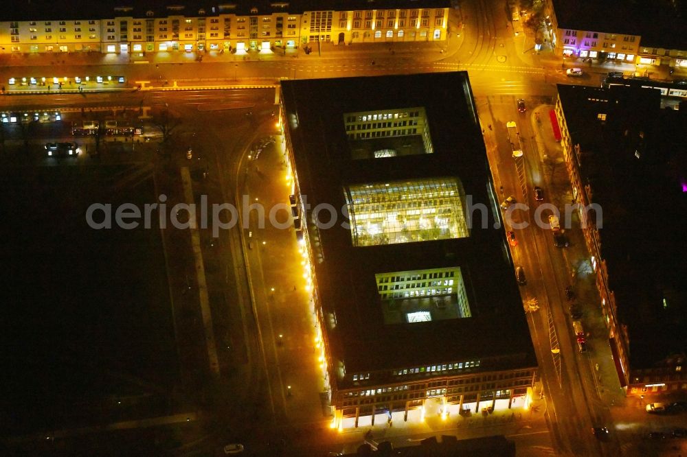 Potsdam at night from the bird perspective: Night view building of the shopping center WilhelmGalerie am Platz der Einheit - Charlottenstrasse in the district Innenstadt in Potsdam in the state Brandenburg