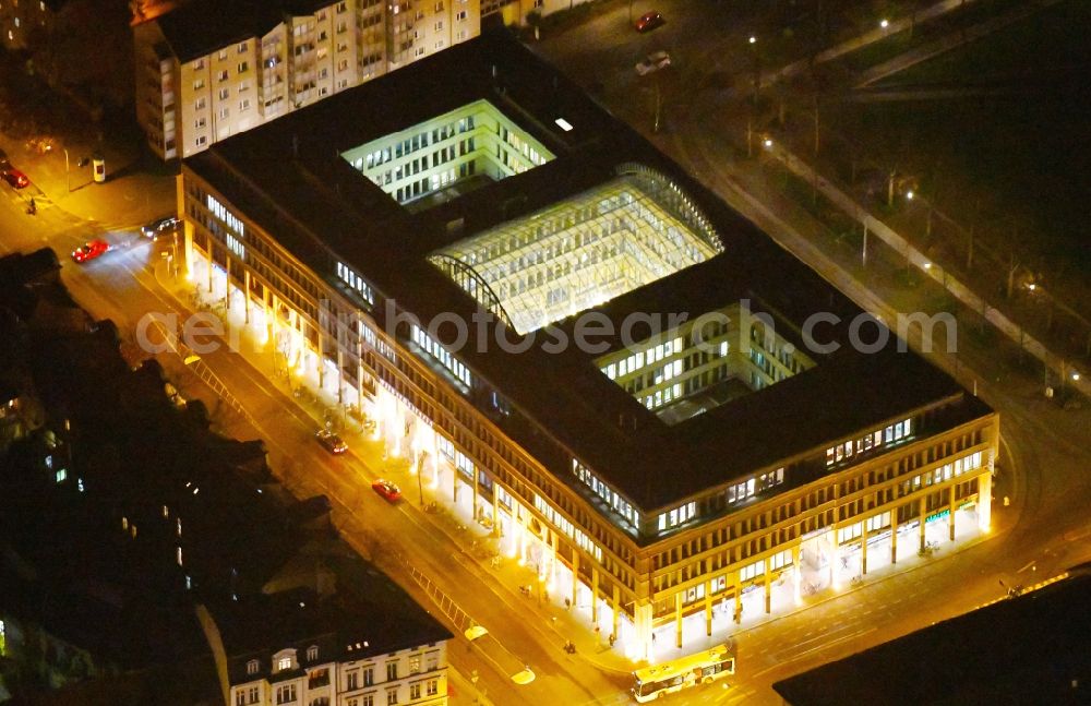 Aerial photograph at night Potsdam - Night view building of the shopping center WilhelmGalerie am Platz der Einheit - Charlottenstrasse in the district Innenstadt in Potsdam in the state Brandenburg