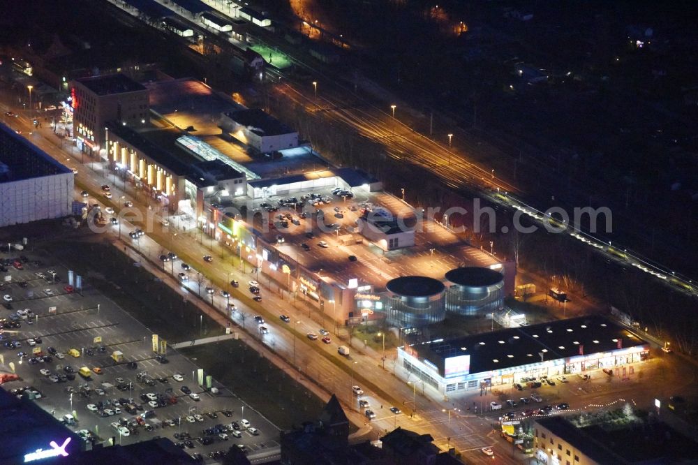 Aerial photograph at night Berlin - Night view building of the shopping center Zentrum Schoeneweide in the district Niederschoeneweide in Berlin