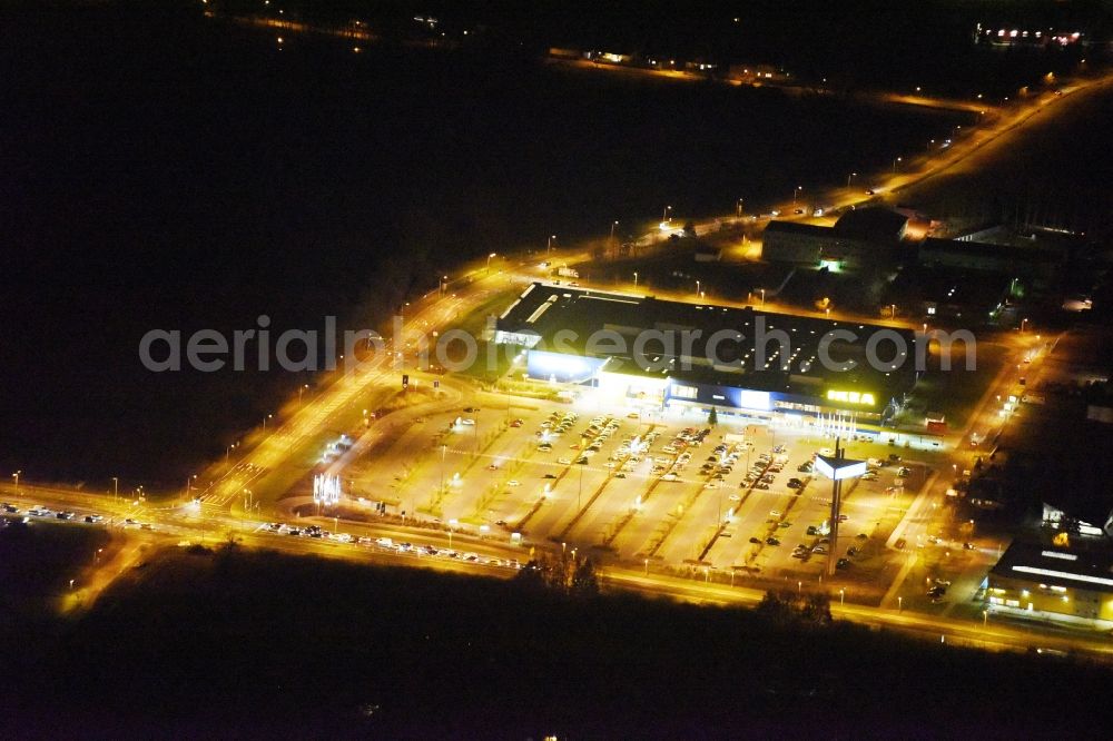 Rostock at night from the bird perspective: Night view building of the store - furniture market in Rostock im Bundesland Mecklenburg-Vorpommern in the district Ortsamt 4 in Rostock in the state Mecklenburg - Western Pomerania