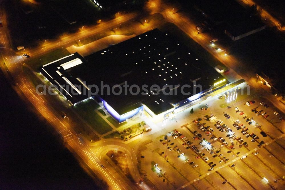 Rostock at night from the bird perspective: Night view building of the store - furniture market in Rostock im Bundesland Mecklenburg-Vorpommern in the district Ortsamt 4 in Rostock in the state Mecklenburg - Western Pomerania