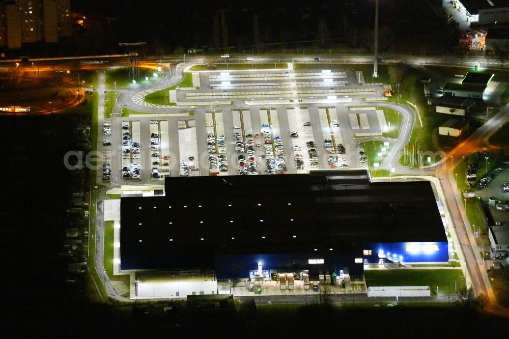 Magdeburg at night from the bird perspective: Night lighting building of the store - furniture market IKEA Magdeburg on Ebendorfer Chaussee in the district Kannenstieg in Magdeburg in the state Saxony-Anhalt, Germany