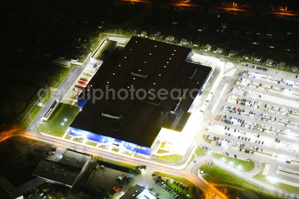 Magdeburg at night from the bird perspective: Night lighting building of the store - furniture market IKEA Magdeburg on Ebendorfer Chaussee in the district Kannenstieg in Magdeburg in the state Saxony-Anhalt, Germany