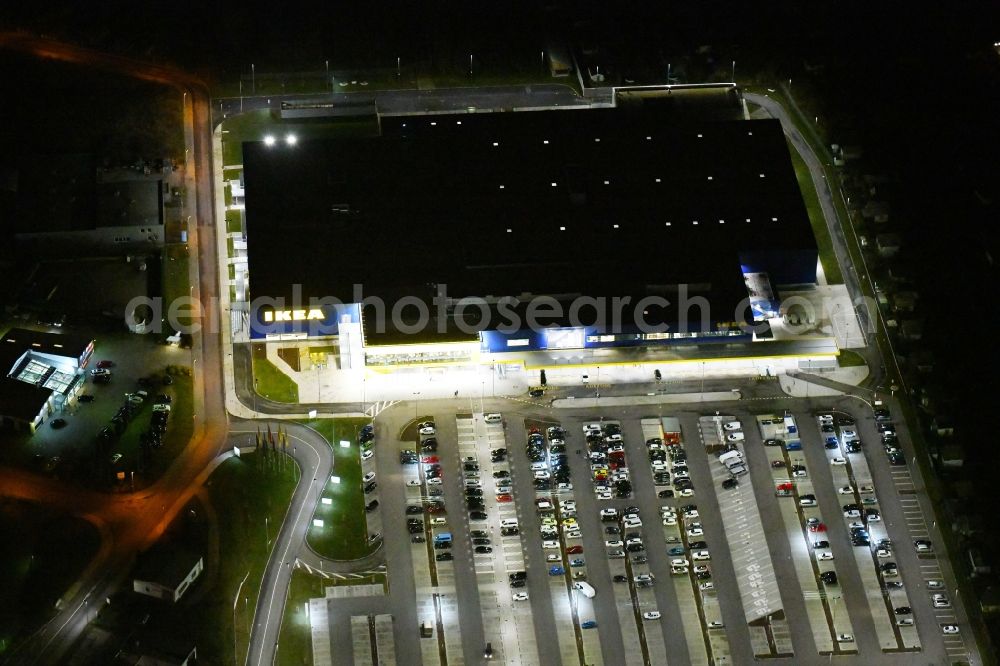 Magdeburg at night from the bird perspective: Night lighting building of the store - furniture market IKEA Magdeburg on Ebendorfer Chaussee in the district Kannenstieg in Magdeburg in the state Saxony-Anhalt, Germany