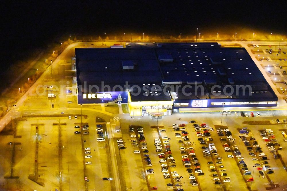 Erfurt at night from the bird perspective: Night lighting Building of the store - furniture market IKEA Moebel & Einrichtungshaus Erfurt in the district Schmira in Erfurt in the state Thuringia, Germany