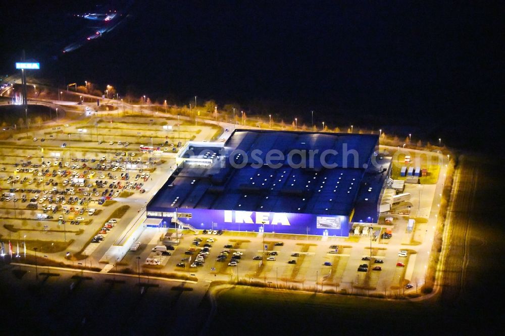 Erfurt at night from the bird perspective: Night lighting Building of the store - furniture market IKEA Moebel & Einrichtungshaus Erfurt in the district Schmira in Erfurt in the state Thuringia, Germany