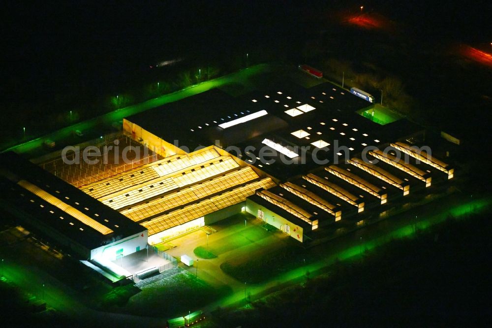 Sehnde at night from above - Night lighting Building of the wholesale center Hanns Eckert KG Grosshandel f. Floristik- and Dekobedarf on Ahlter Feld in Sehnde in the state Lower Saxony, Germany