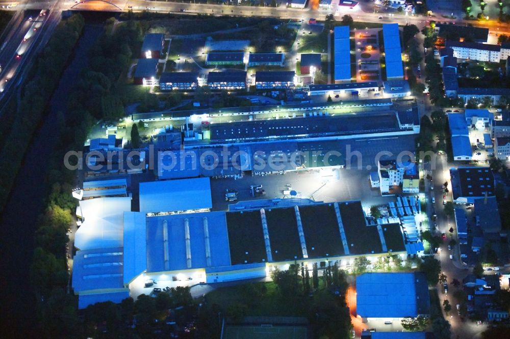 Berlin at night from the bird perspective: Night lighting Building of the construction market Holz Possling on Haarlemer Strasse in the district Neukoelln in Berlin, Germany