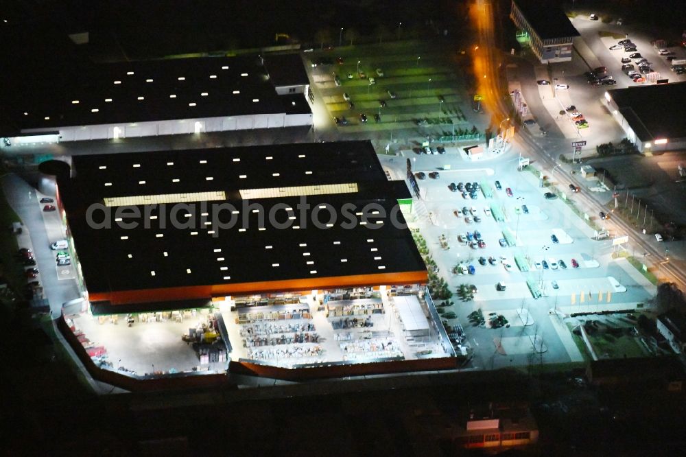 Aerial image at night Kulmbach - Night lighting Building of the construction market Globus Baumarkt Kulmbach on Lichtenfelser Strasse in the district Burghaig in Kulmbach in the state Bavaria, Germany