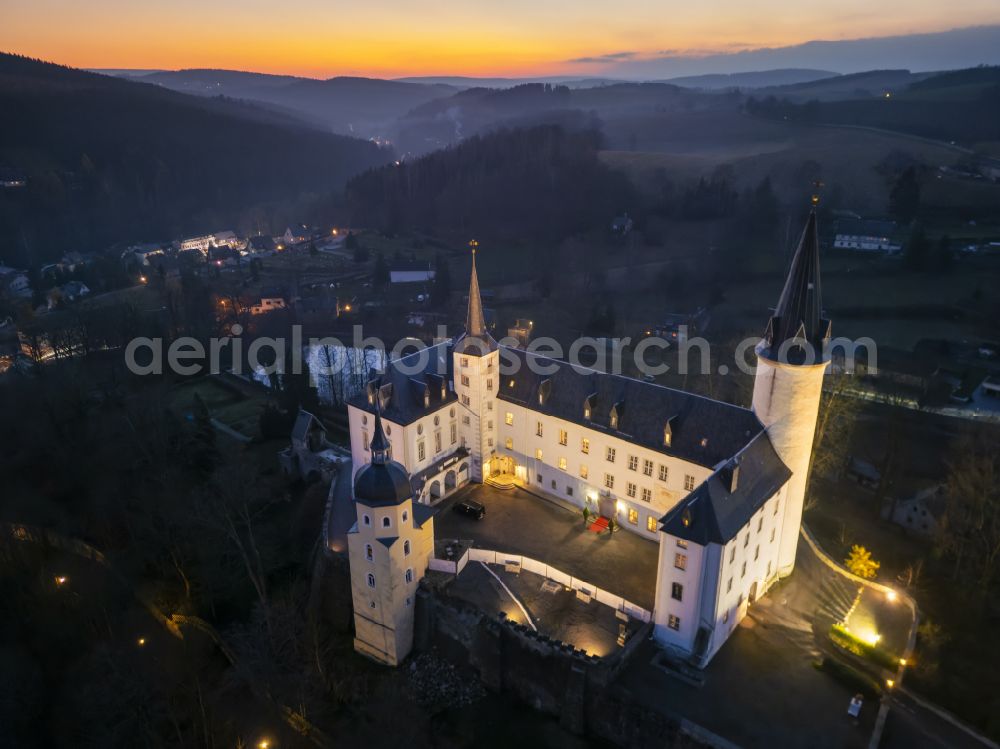 Neuhausen/Erzgebirge at night from the bird perspective: Night lighting castle and castle hotel Purschenstein in Neuhausen/Erzgebirge in the federal state of Saxony, Germany