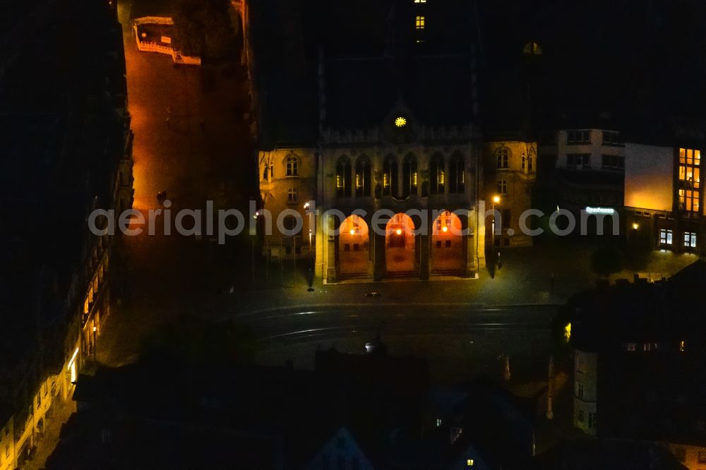 Erfurt at night from the bird perspective: Night lighting town Hall building of the city administration on Fischmarkt in of Altstadt in the district Altstadt in Erfurt in the state Thuringia, Germany