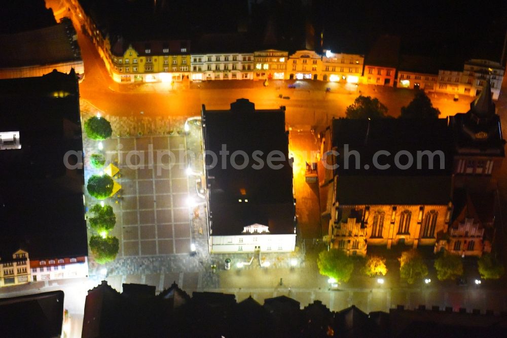 Aerial photograph at night Güstrow - Night lighting Town Hall building of the City Council at the market downtown in Guestrow in the state Mecklenburg - Western Pomerania, Germany