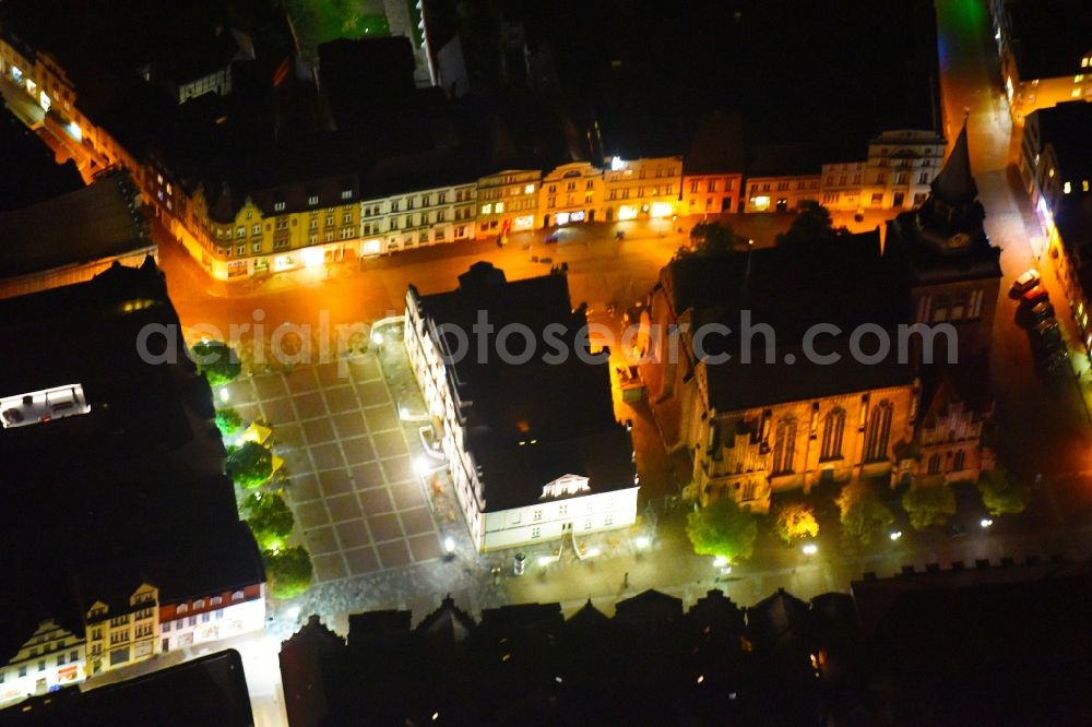 Aerial photograph at night Güstrow - Night lighting Town Hall building of the City Council at the market downtown in Guestrow in the state Mecklenburg - Western Pomerania, Germany