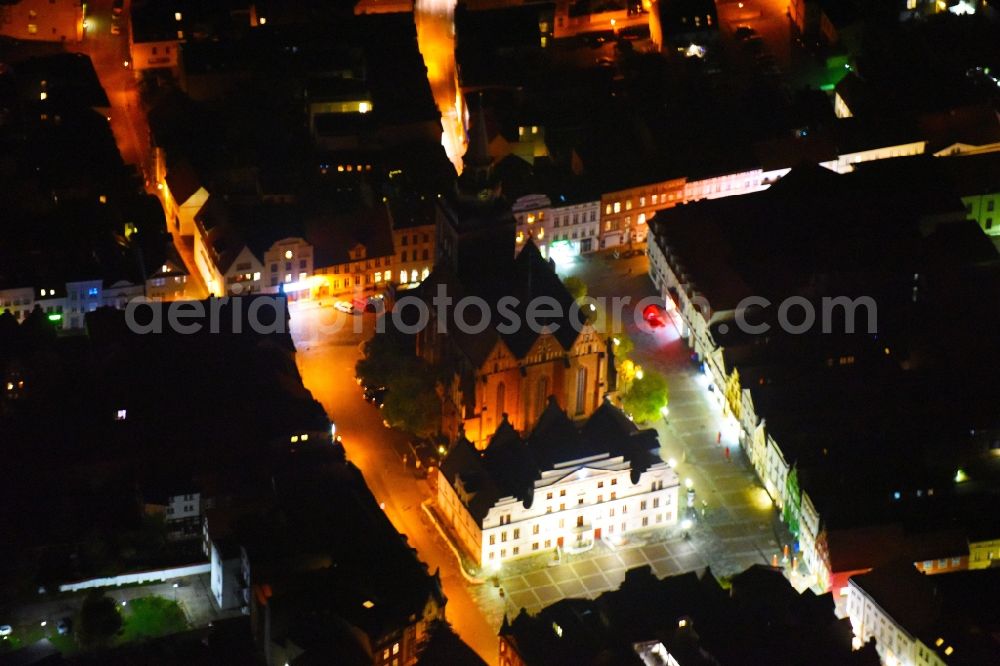 Aerial photograph at night Güstrow - Night lighting Town Hall building of the City Council at the market downtown in Guestrow in the state Mecklenburg - Western Pomerania, Germany