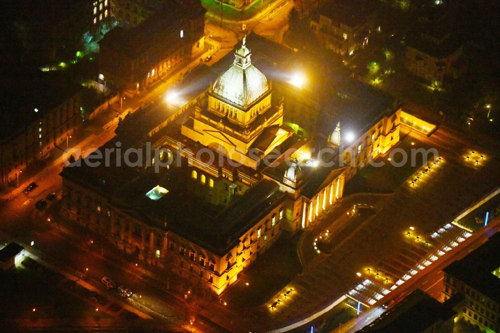 Aerial photograph at night Leipzig - Night lighting Building complex of the Bundesverwaltungsgericht on Simsonplatz court of in the district Zentrum-Sued in Leipzig in the state Saxony