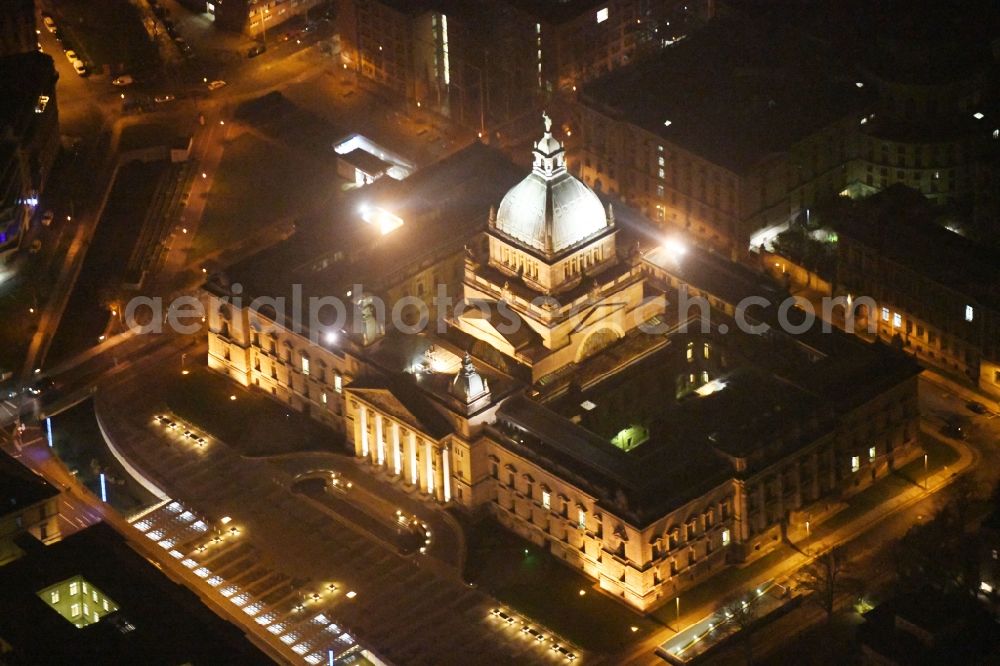 Leipzig at night from the bird perspective: Night lighting Building complex of the Bundesverwaltungsgericht on Simsonplatz court of in the district Zentrum-Sued in Leipzig in the state Saxony