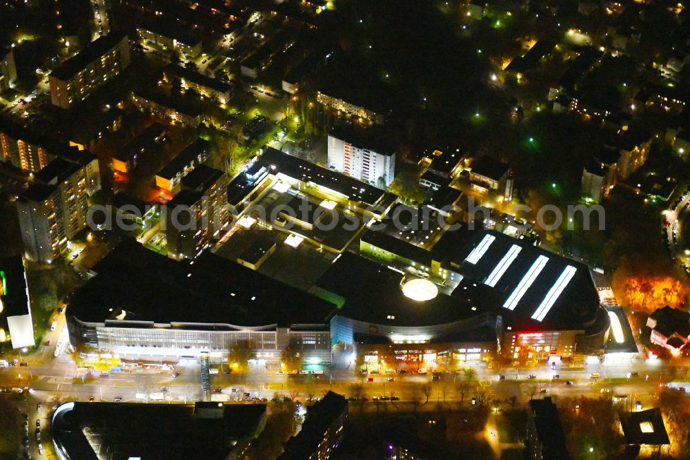 Aerial photograph at night Berlin - Night lighting Building complex of the shopping mall Gropiuspassagen on Johannisthaler Chaussee in the Gropiusstadt part of the district of Neukoelln in Berlin in Germany