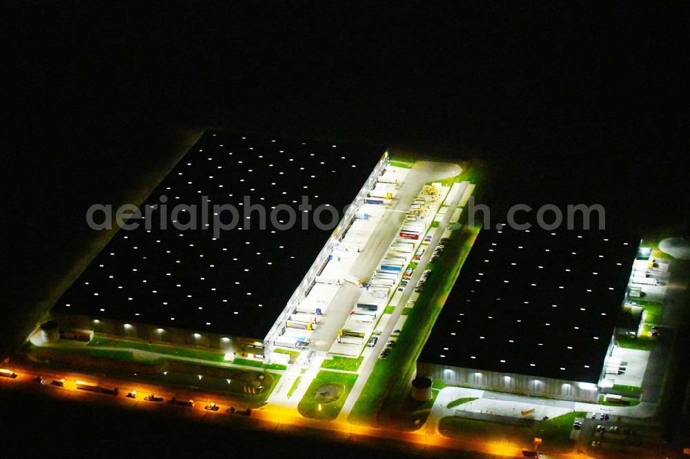 Aerial image at night Kabelsketal - Night lighting Building complex and grounds of the logistics center DHL - Deutsche Post AG in the district Doelbau in Kabelsketal in the state Saxony-Anhalt, Germany