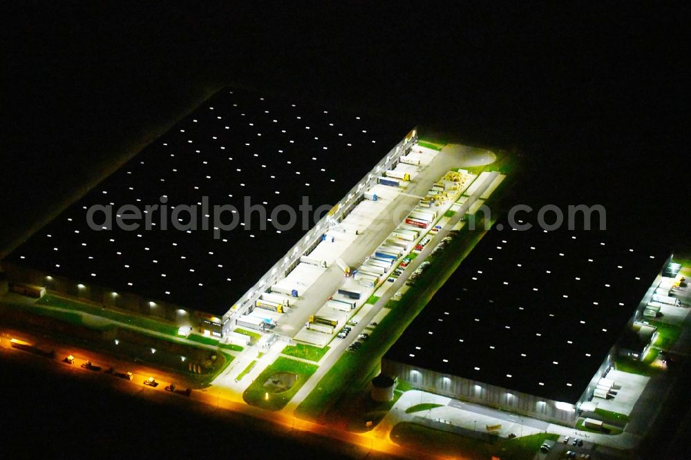 Aerial photograph at night Kabelsketal - Night lighting Building complex and grounds of the logistics center DHL - Deutsche Post AG in the district Doelbau in Kabelsketal in the state Saxony-Anhalt, Germany