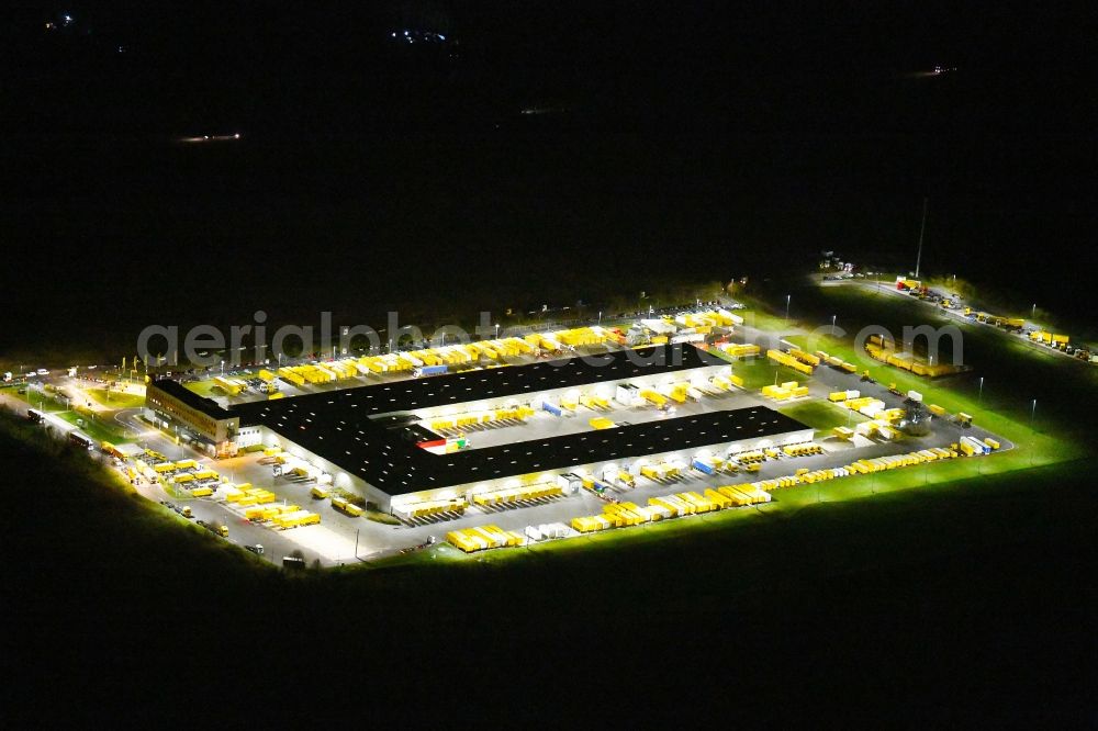 Aerial photograph at night Börnicke - Night lighting Building complex and grounds of the logistics center DHL Frachtzentrum Boernicke Nord on Poststrasse in Boernicke in the state Brandenburg, Germany