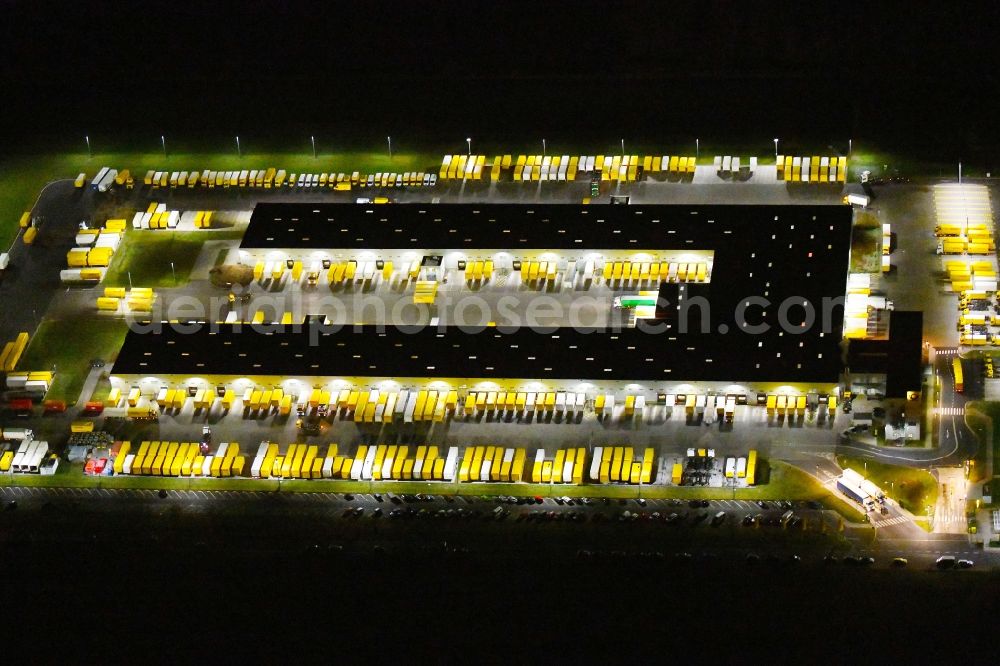Börnicke at night from the bird perspective: Night lighting Building complex and grounds of the logistics center DHL Frachtzentrum Boernicke Nord on Poststrasse in Boernicke in the state Brandenburg, Germany