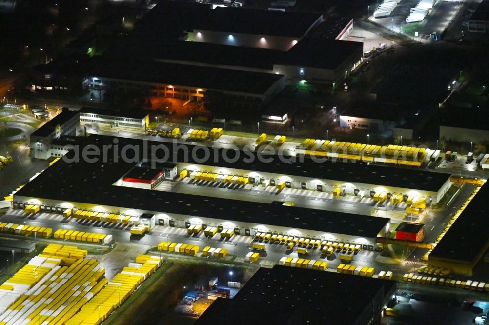 Aerial photograph at night Hamburg - Night lighting building complex and grounds of the logistics center of DHL Paket GmbH on Rungedonm in Hamburg, Germany