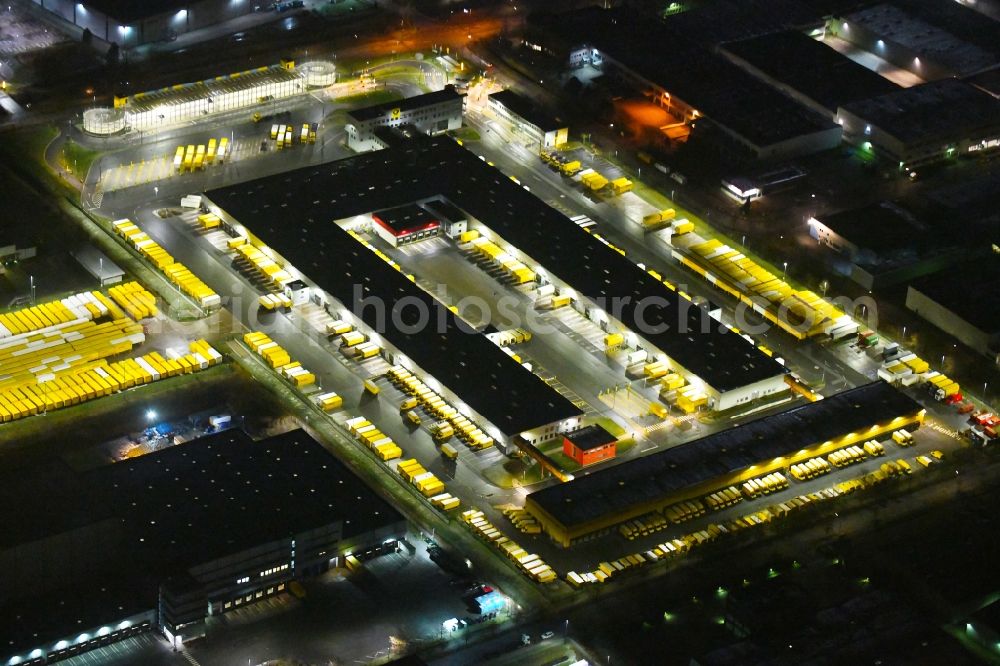 Aerial image at night Hamburg - Night lighting building complex and grounds of the logistics center of DHL Paket GmbH on Rungedonm in Hamburg, Germany